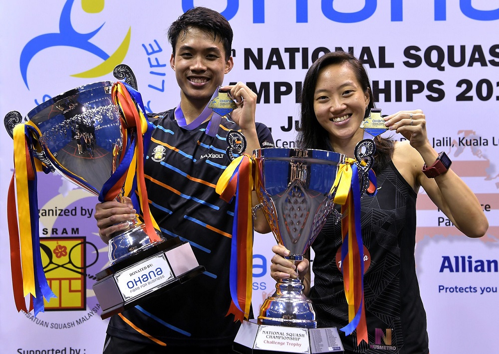 Low Wee Wern (right) and Ivan Yuen pose with their trophies at the National Squash Championships in Kuala Lumpur July 21, 2019. u00e2u20acu201d Bernama pic