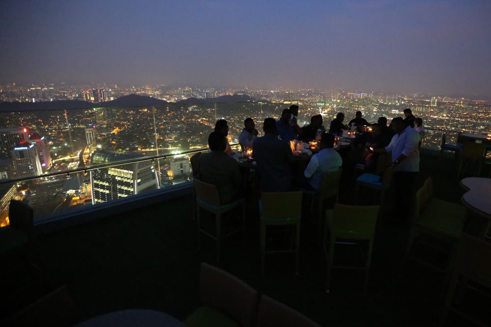 Marimbar是目前八打灵再也位置最高也是唯一一个楼顶酒吧，可以观赏到一部分的吉隆坡美丽夜景。-Choo Choy May摄