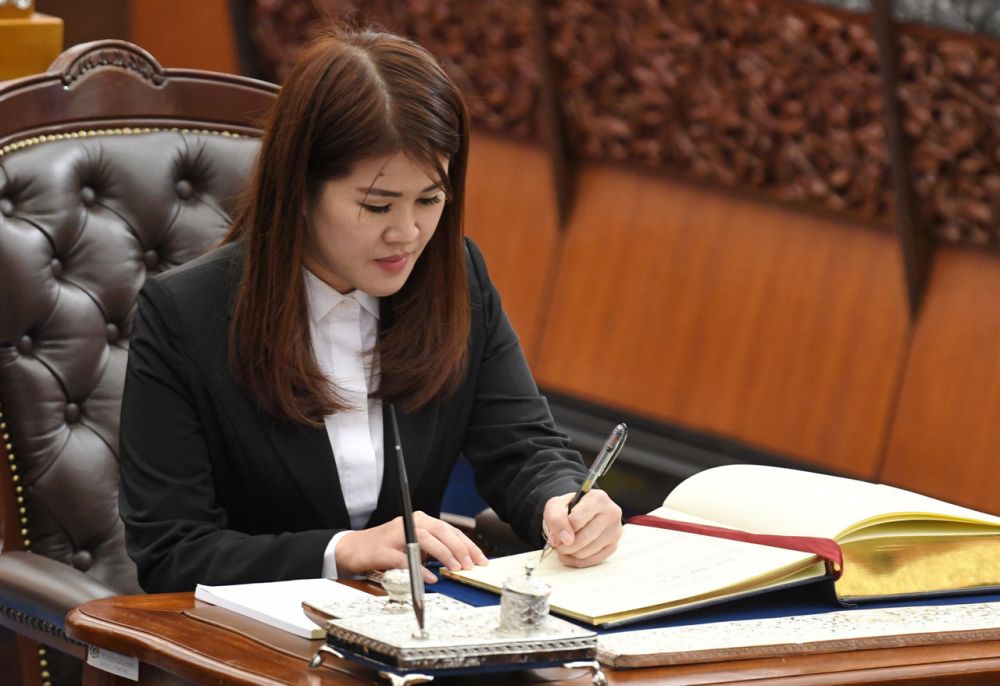 Vivian Wong Shir Yee is sworn in as the Member of Parliament for Sandakan in Kuala Lumpur July 1, 2019. u00e2u20acu201d Bernama pic
