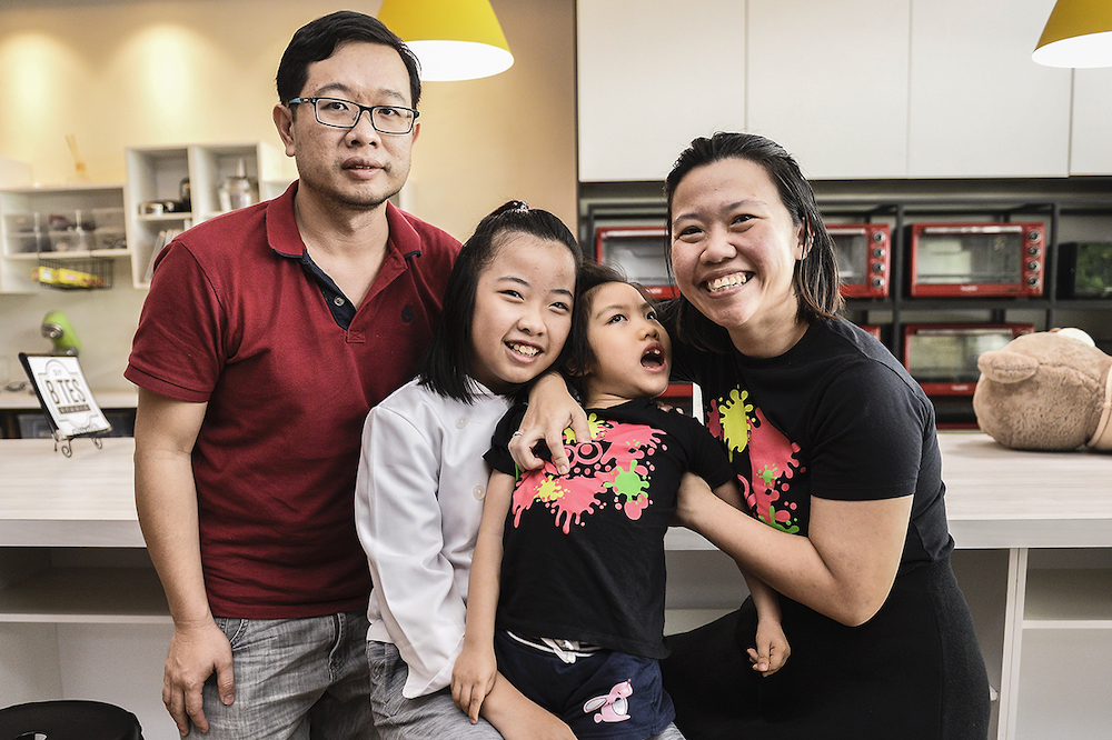 (左起) 父亲Choy Chan Mun、Leah Choy、Adele和母亲Tay Mei Yean在DIY Bites Studio受访时拍的全家福。-Miera Zulyana摄-