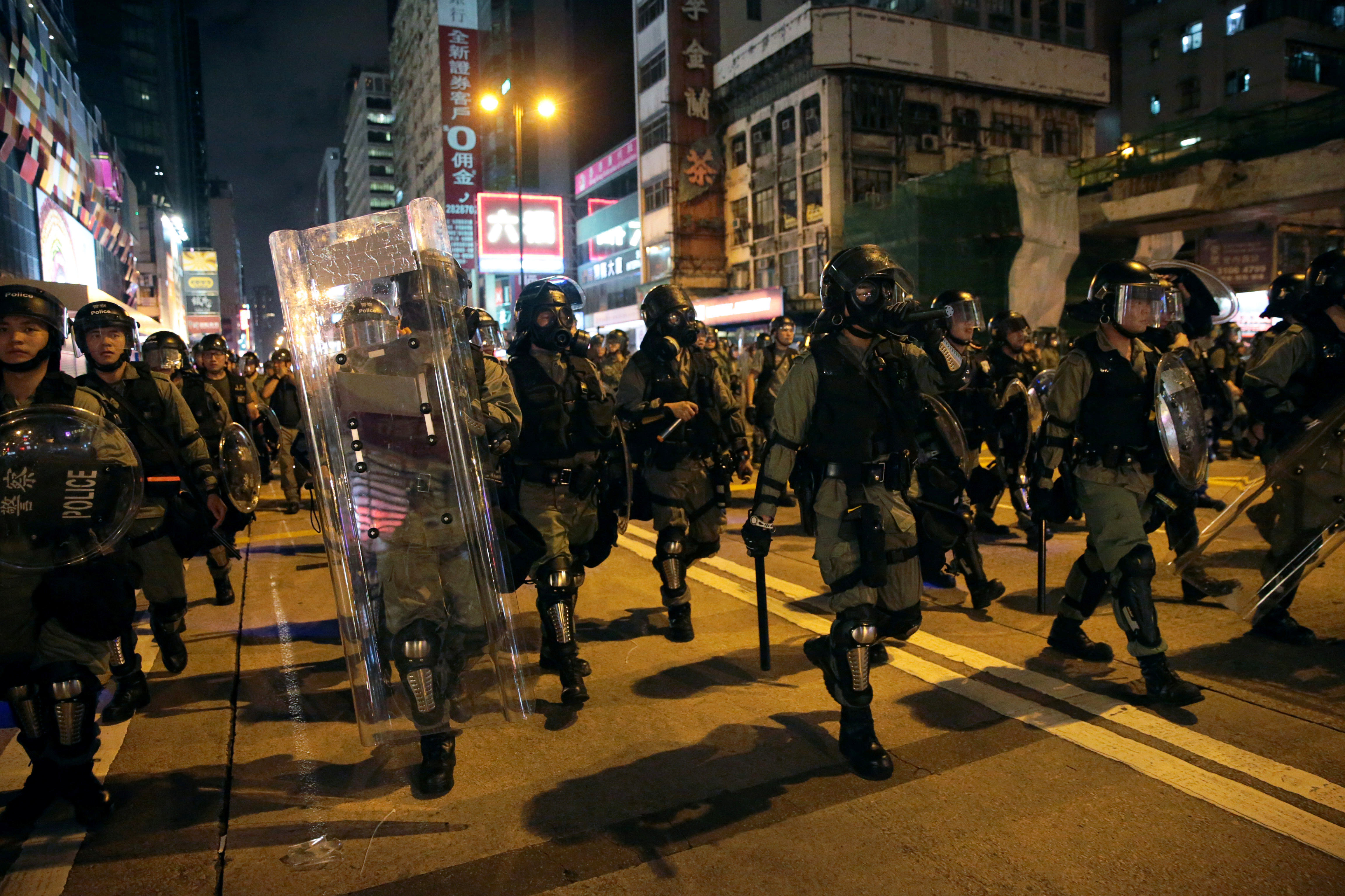 防暴警在旺角警署出动，向旺角前进准备清场。-路透社-