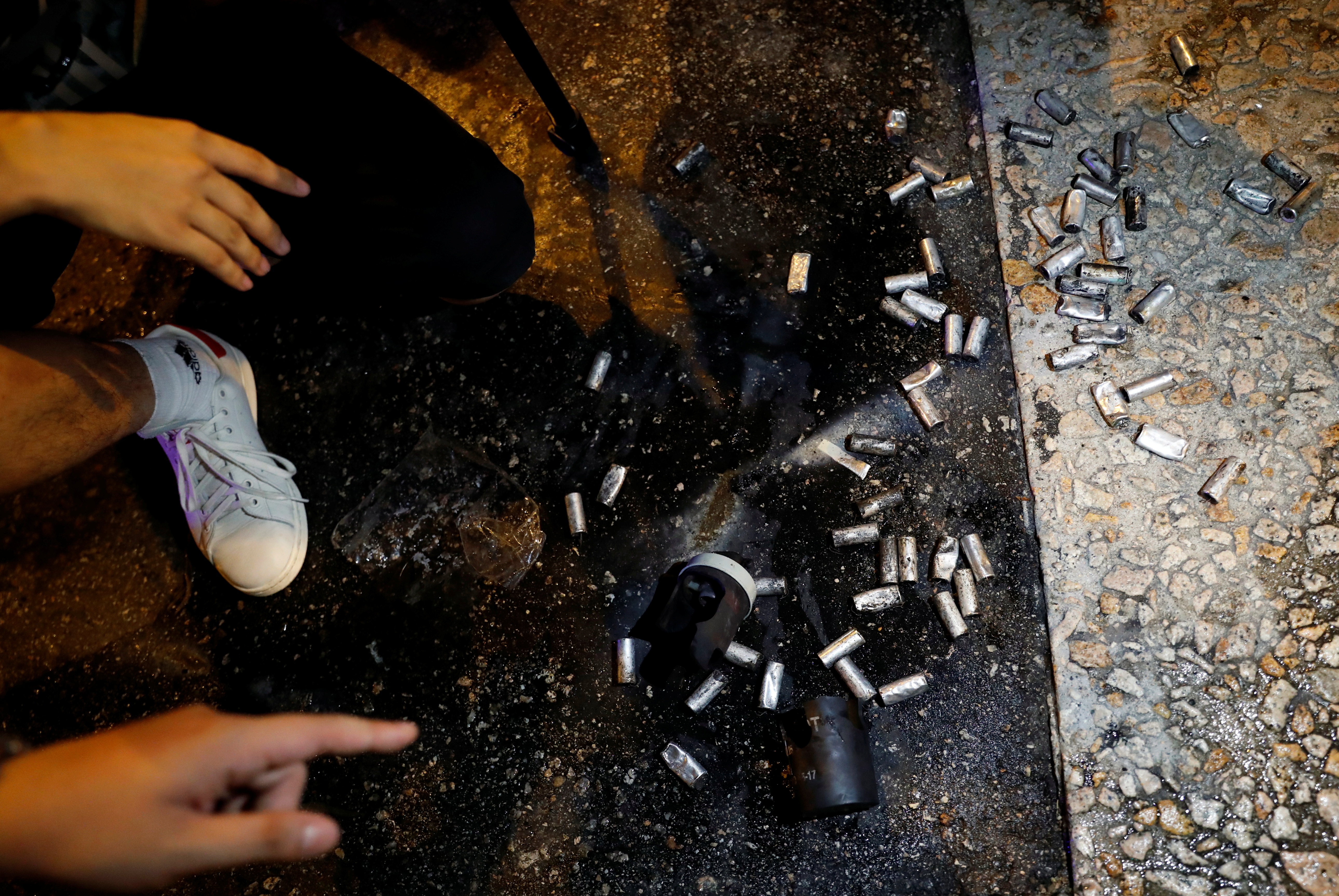 警方在黄大仙发射多次催泪弹后，留下满地的催泪弹壳。-路透社-