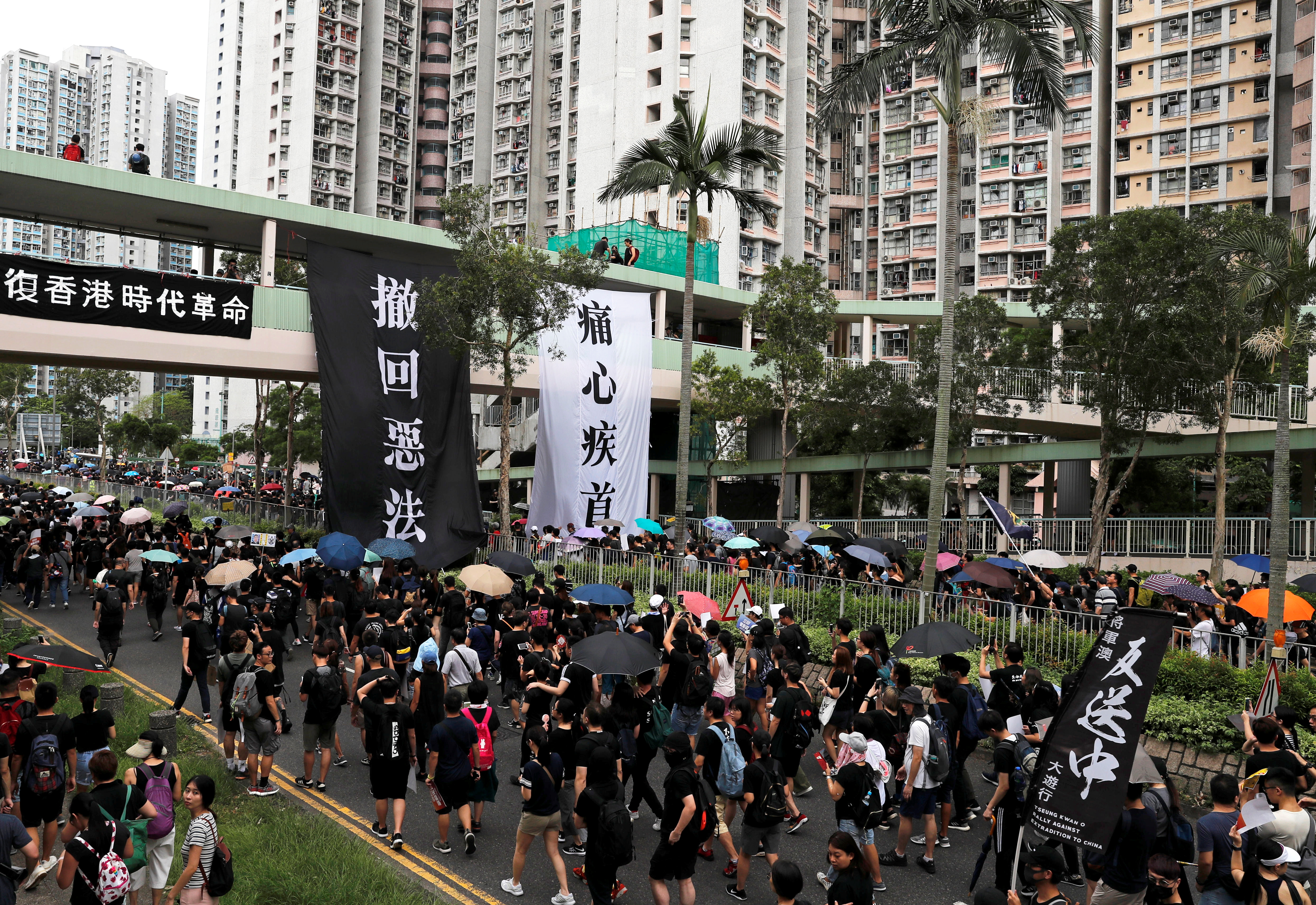 游行人士在宝琳北路宝宁路回旋处继续游行，有人在天桥上挂起巨型“撤回恶法”及“痛心疾首”等标语。-路透社-