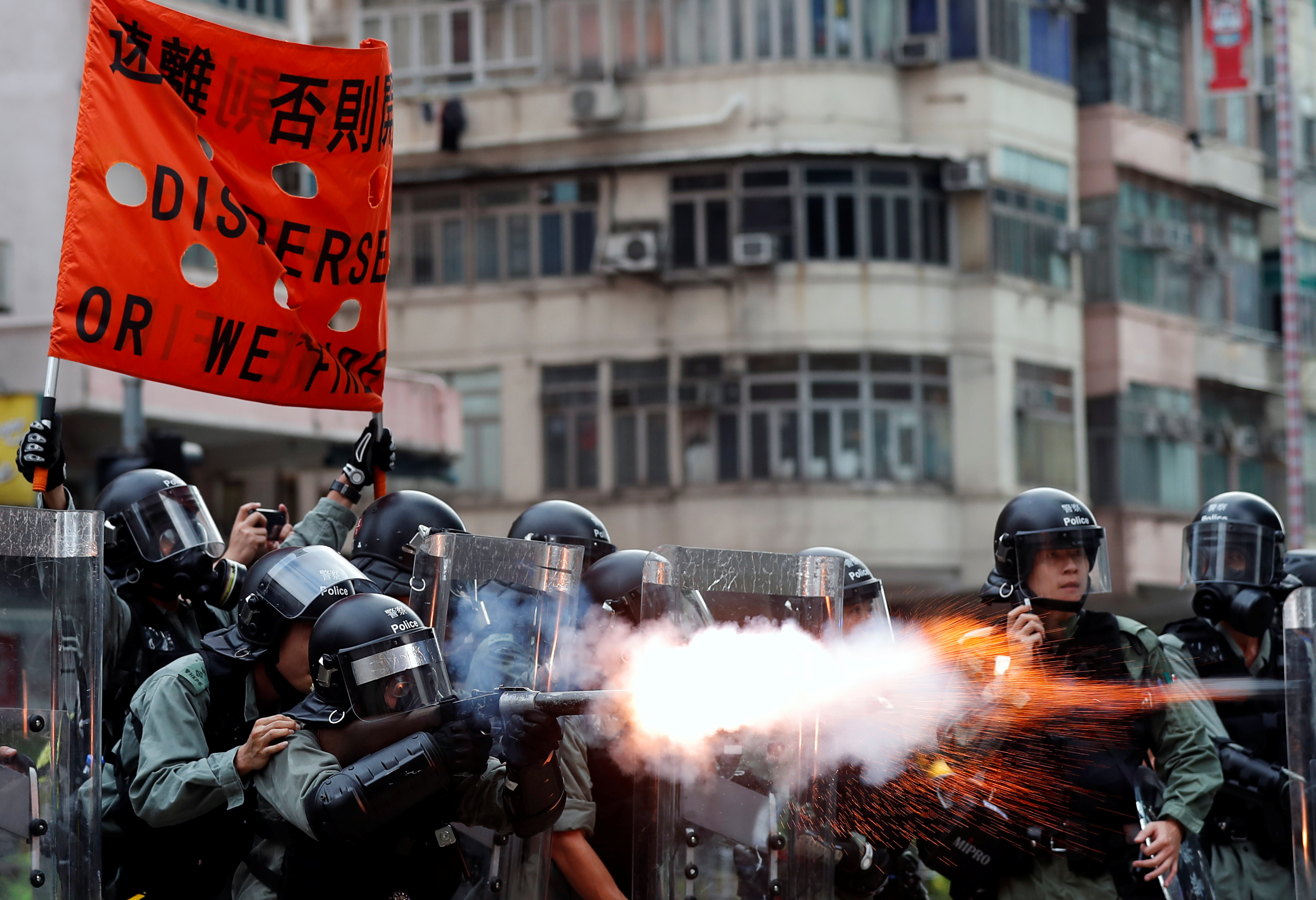下午5时，深水埗警方多次亮出黑旗与橙旗，并向街头射出多发催泪弹。群众退守，但暂未离去。-路透社-