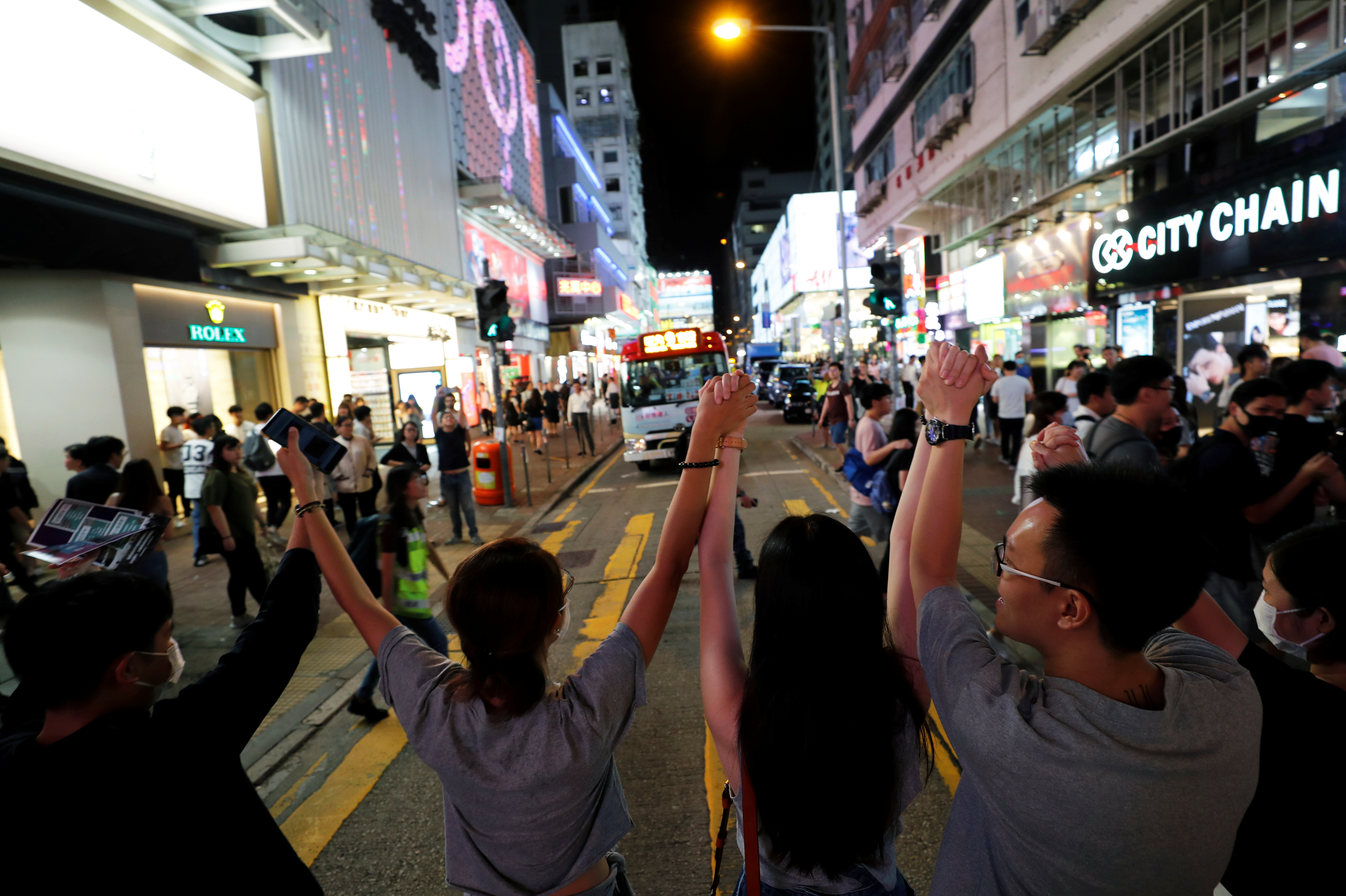 有市民认为“香港之路”筑人链属于另类“和理非”，值得参与。-路透社-