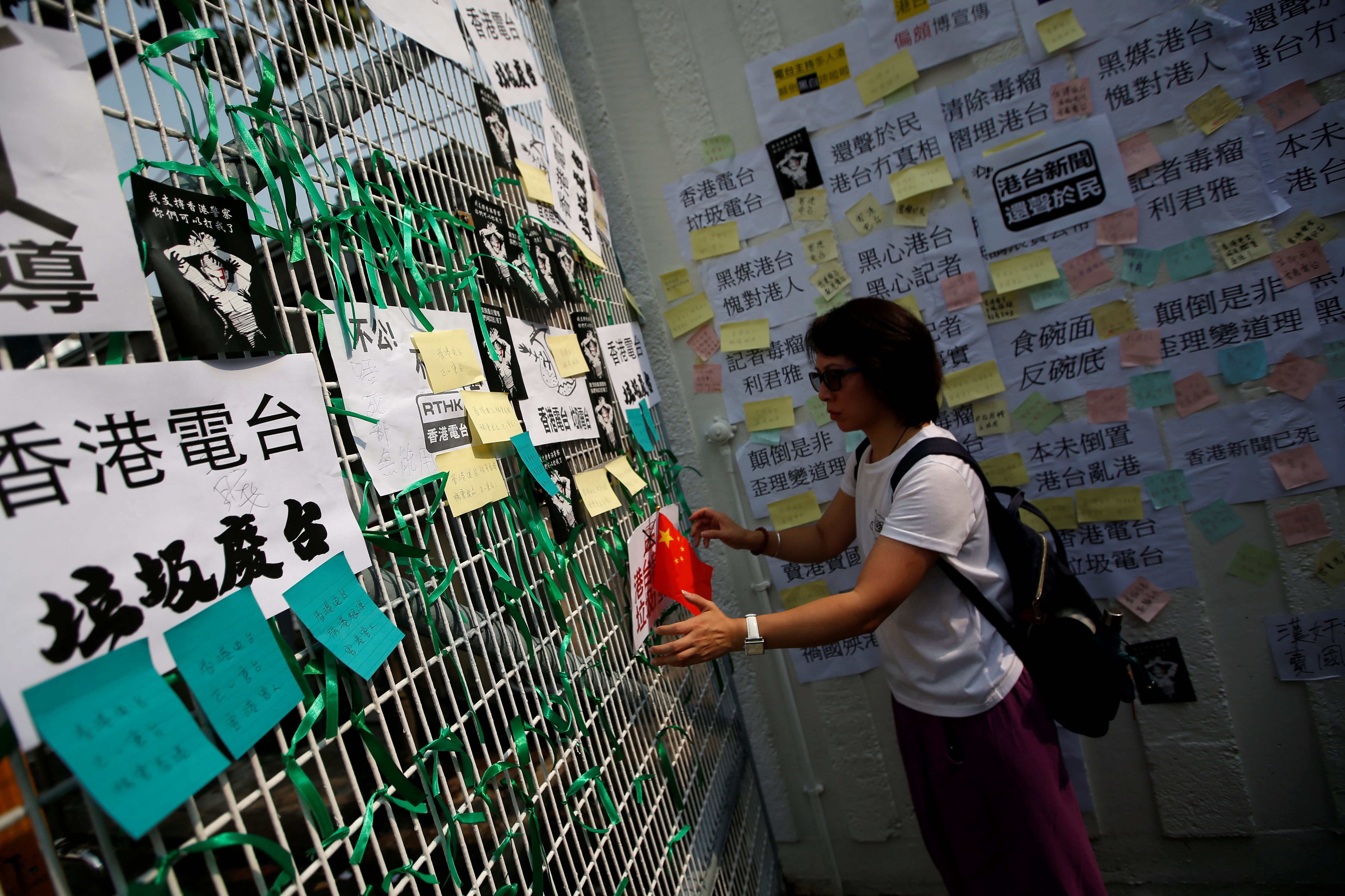 香港政研会与一批市民到广播道包围港台，他们展示标语，不满港台的节目经常批评政府，认为是立场偏颇。-路透社-