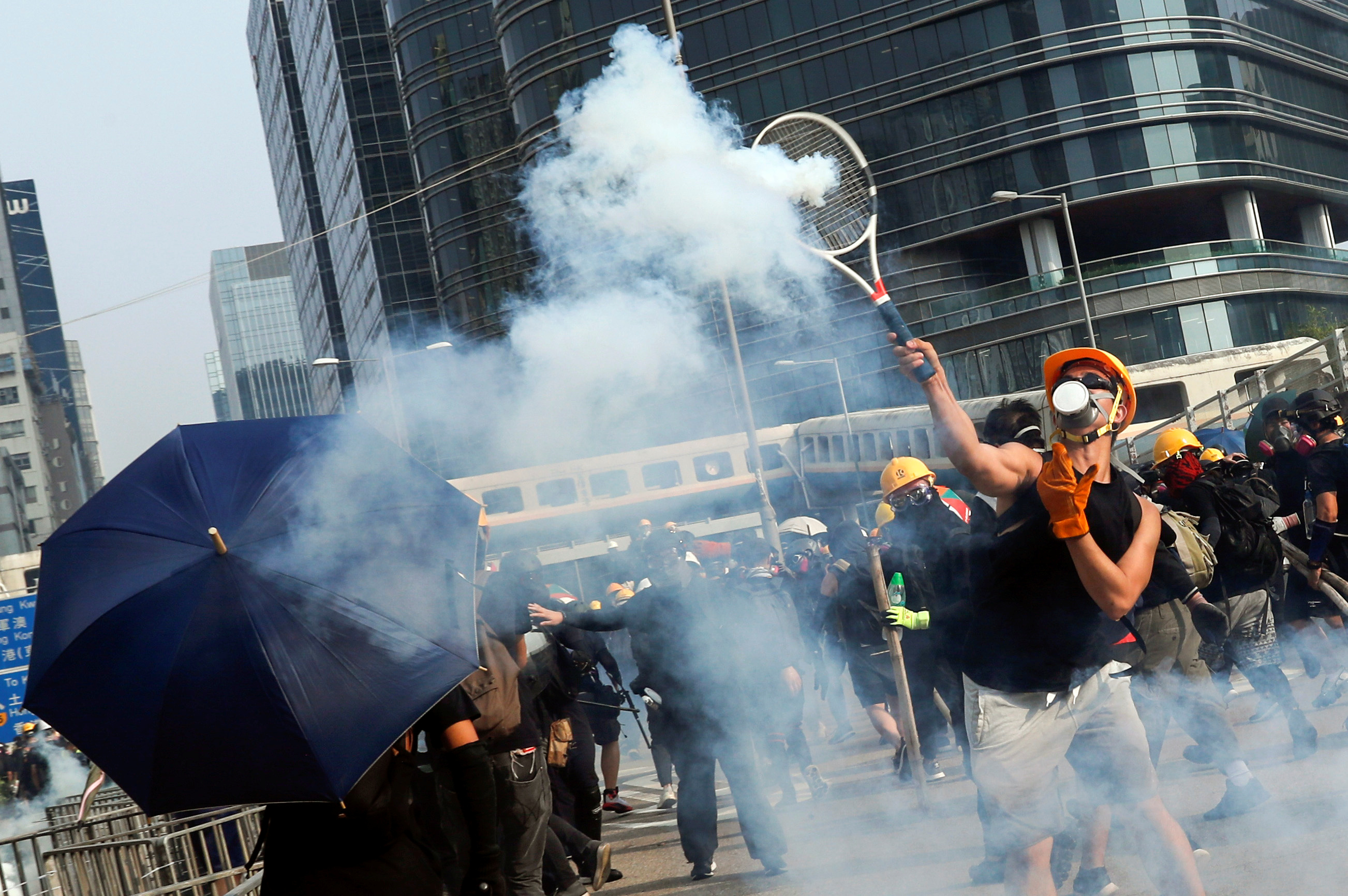 警方射出多发催泪弹试图驱离群众，有示威者拿出自备的网球拍将催泪弹击回警方位置。-路透社-