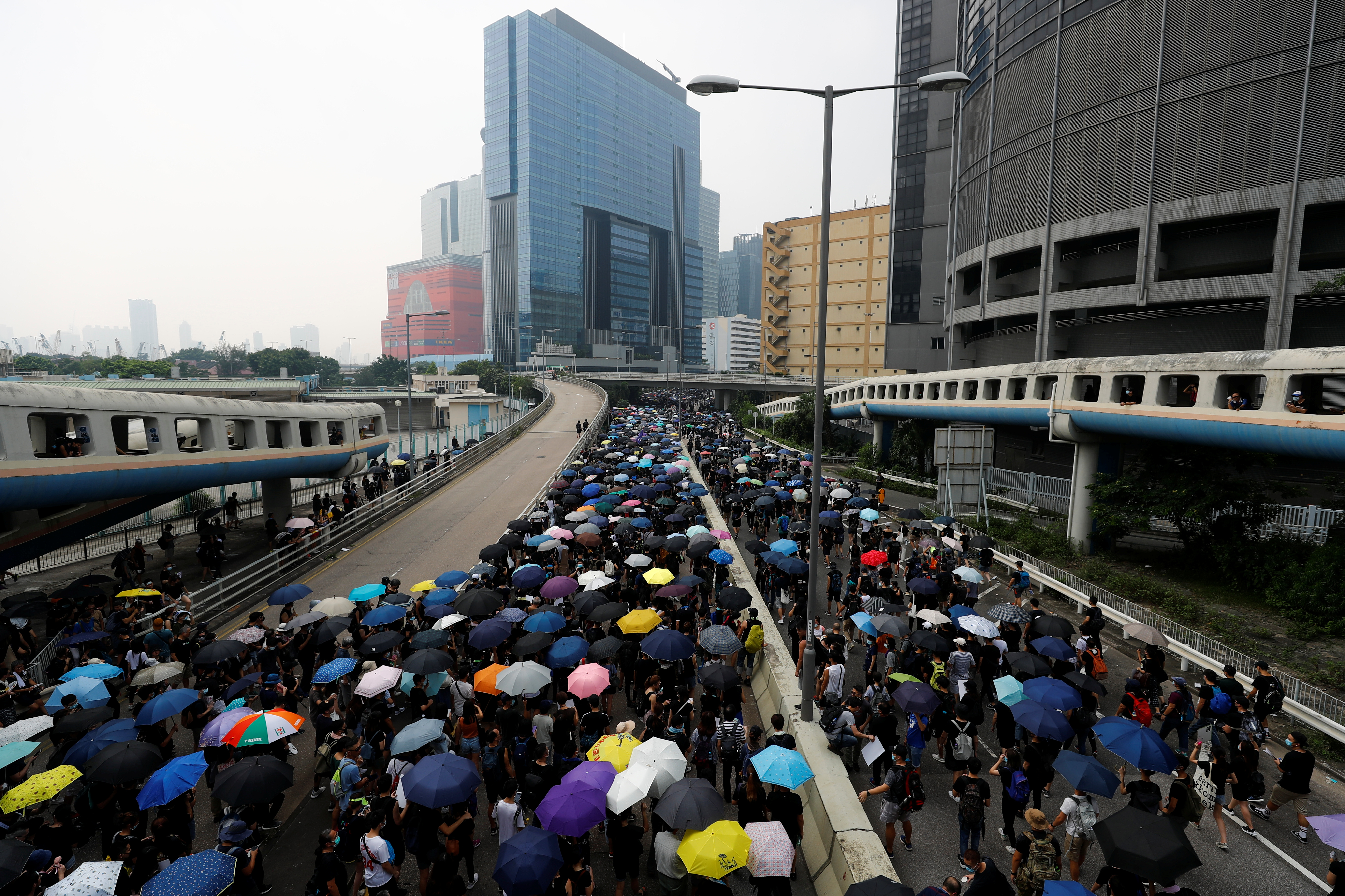 游行于下午1时20分正式出发，即便港铁停驶，依然有非常多市民前往参与。-路透社-