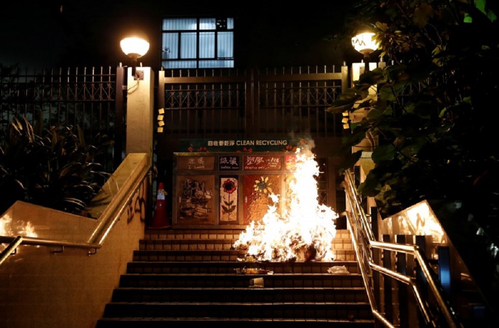 尖沙咀警署外有成堆杂物起火，并发出轻微的爆裂声响，消防员赶到现场将火扑灭。-路透社-