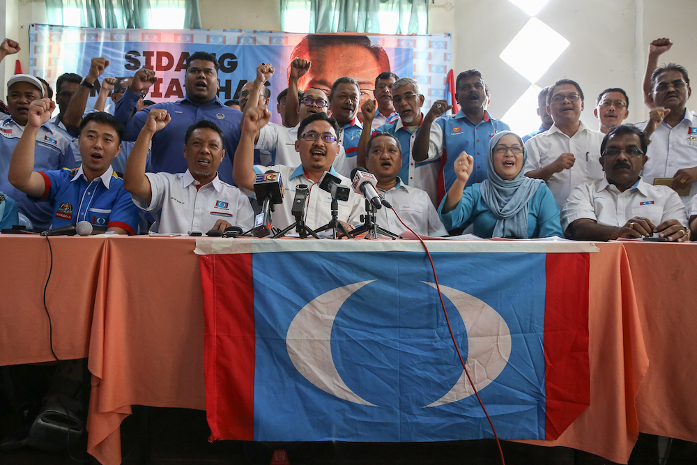 PKR Kangar branch head Noor Amin Ahmad (centre) together with Parti Keadilan Rakyat (PKR) members from various branches during a press conference in Kuala Lumpur August 4, 2019. u00e2u20acu201d Picture by Yusof Mat Isa