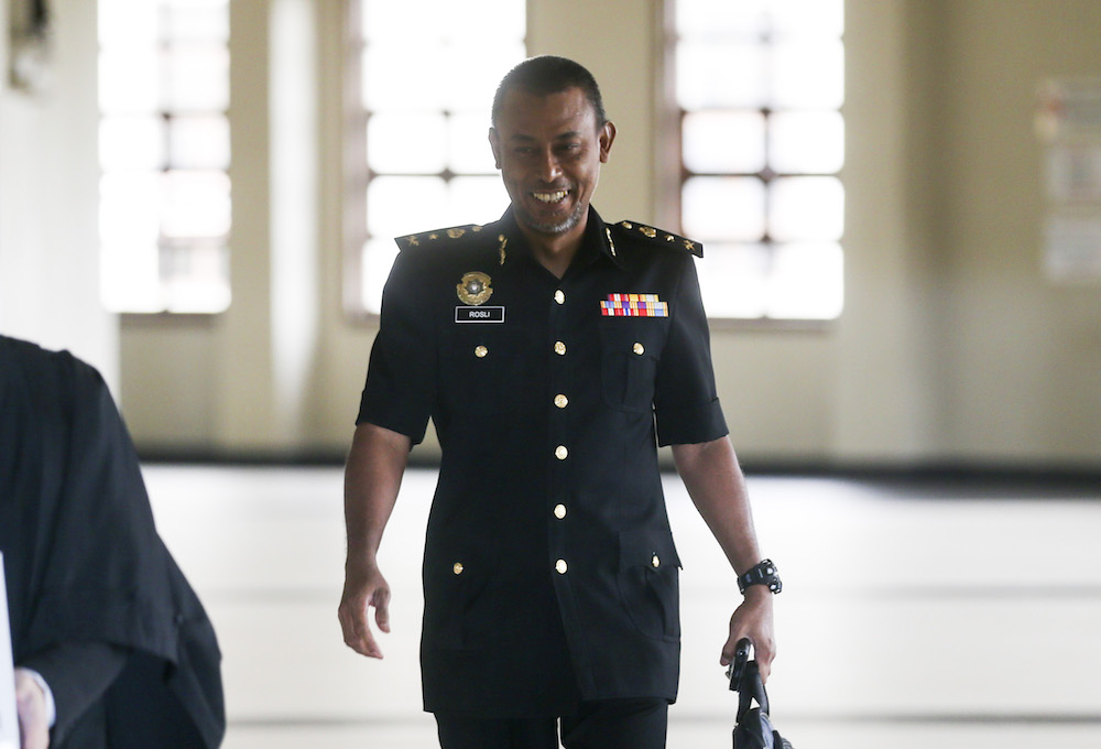 Malaysian Anti-Corruption Commission investigating officer Senior Assistant Commissioner Rosli Hussain is pictured at the Kuala Lumpur High Court August 8, 2019. u00e2u20acu201d Picture by Firdaus Latif