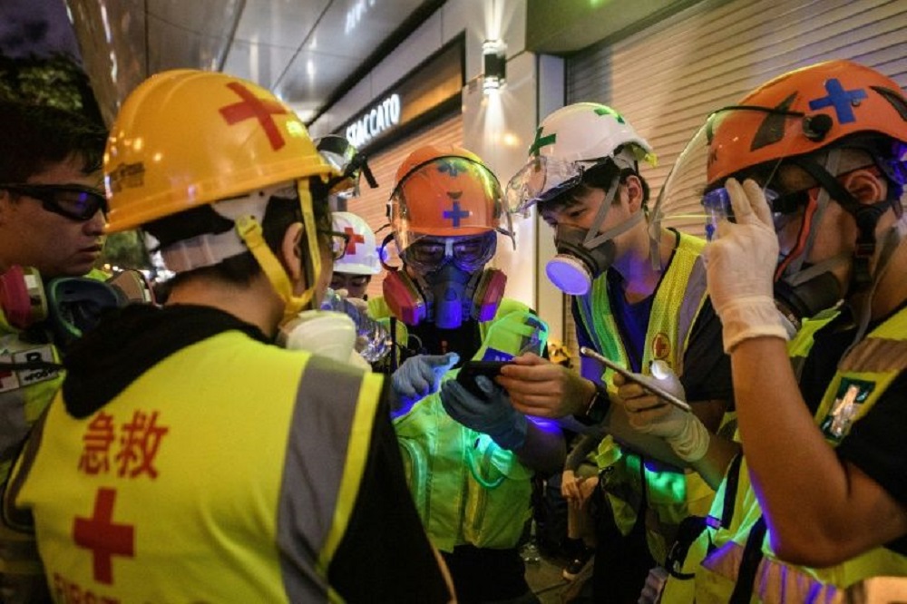 医生、护士或受过急救训练的香港市民，透过加密通讯软体Telegram联系，组成4至6人的“急救游击队”。-法新社-