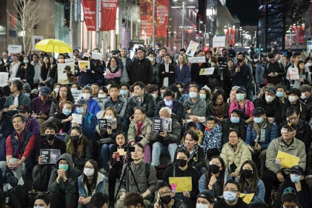 澳洲悉尼、墨尔本等多个城市都有声援活动，主张“和香港站在一起”（Stand with Hong Kong）。-图取自澳洲广播公司-