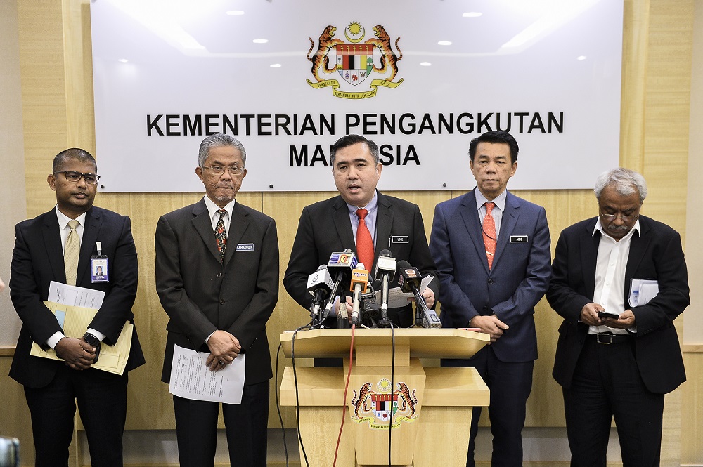 Transport Minister Anthony Loke (centre) speaks at a press conference in Putrajaya August 30, 2019. u00e2u20acu201d Picture by Miera Zulyana 