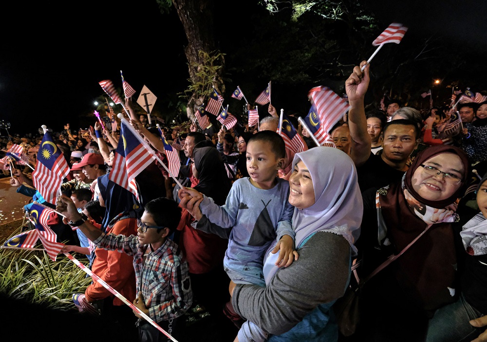 People wave flags as they countdown to Merdeka Day at Lake Front Taman Tasik Taiping August 30, 2019. u00e2u20acu201d Bernama pic
