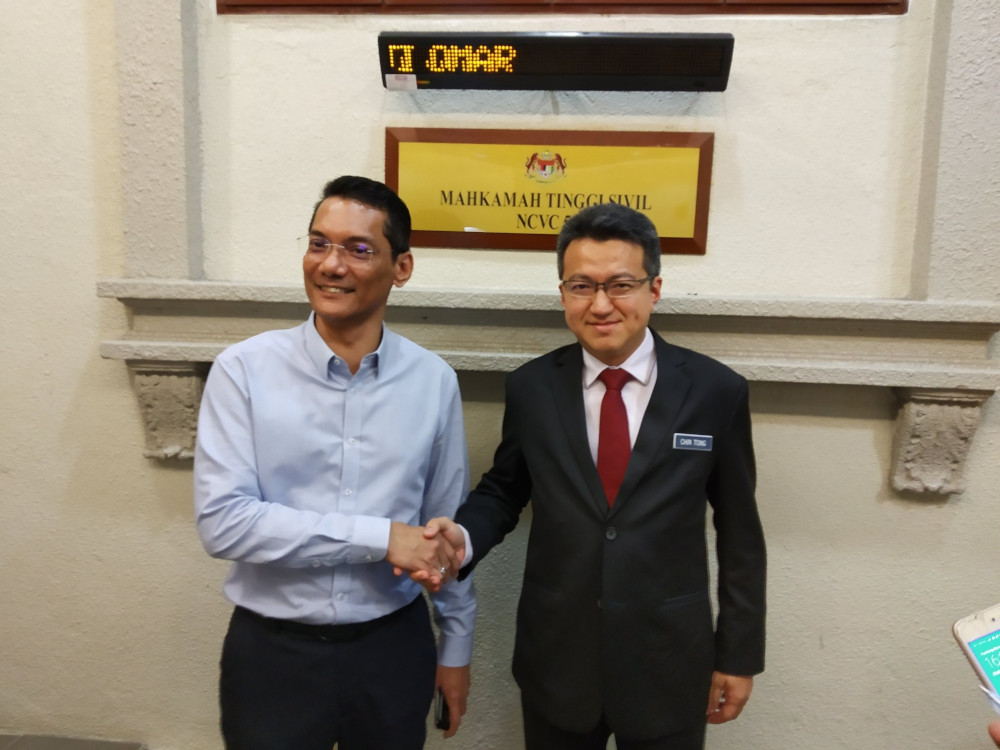 Jaringan Melayu Malaysia president Datuk Azwanddin Hamzah and Deputy Defence Minister Senator Liew Chin Tong shaking hands in the High Court building August 28, 2019. u00e2u20acu201d Picture from Twitter/Liew Chin Tongn