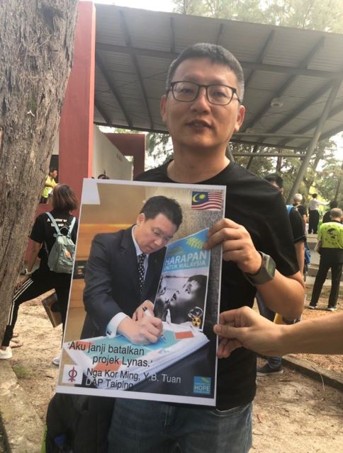 集会者拿着一张倪可敏还是行动党太平国会议员时，曾经签署反莱纳斯的肖像，斥责对方是无耻政客之一。-图取自Johor Yellow Flame (JYF) 柔南黄色行动小组面子书-
