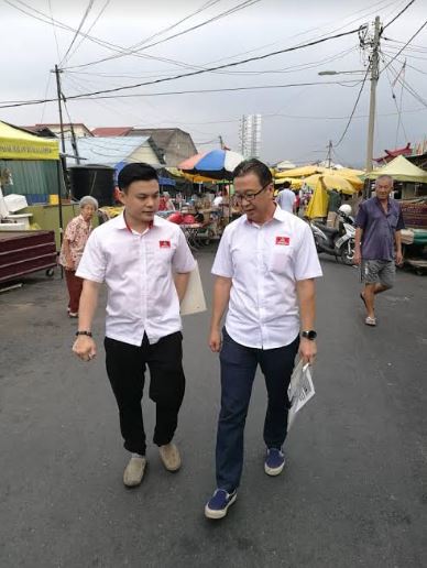 刘华才（右）出席民政党于增江南区早市巴刹举行的《反对强制性学爪夷文书法》签名运动，收集民意。-图民政党提供-