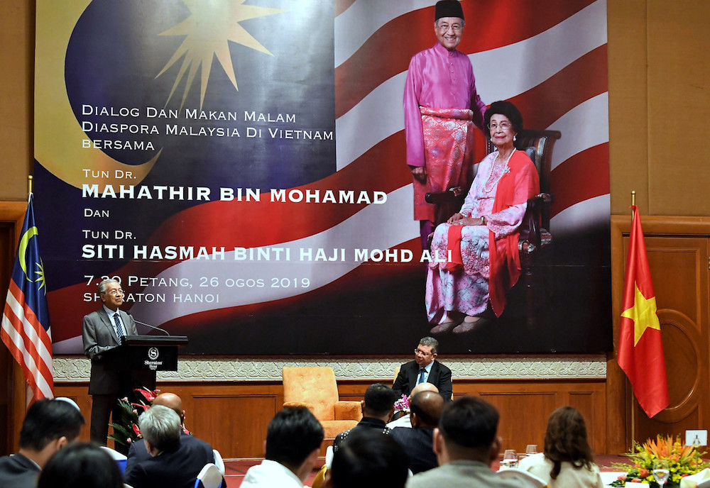 Prime Minister Tun Dr Mahathir Mohamad addresses a dialogue session and dinner with the Malaysian diaspora in Hanoi August 26, 2019. u00e2u20acu201d Bernama pic
