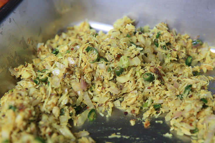 用新鲜椰丝炒出来的fish puttu，有着椰香鱼肉和辛辣口感，非常惹味哦。