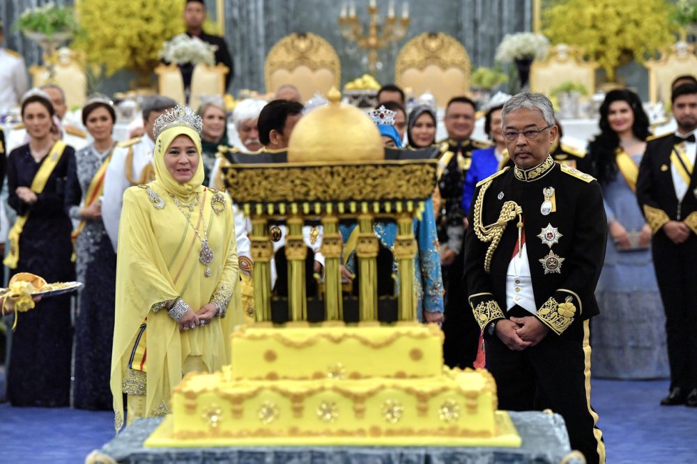 Al-Sultan Abdullah Riu00e2u20acu2122ayatuddin Al-Mustafa Billah Shah berkenan melihat kek sempena hari keputeraan baginda ke-60 di Istana Negara, 31 Julai 2019. u00e2u20acu201d Foto Bernama