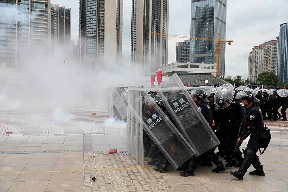 Police officers take part in an anti-riot drill in Shenzhen, Guangdong province, China August 6, 2019. u00e2u20acu201d Gu Wei/Southern Metropolis Daily pic via Reuters