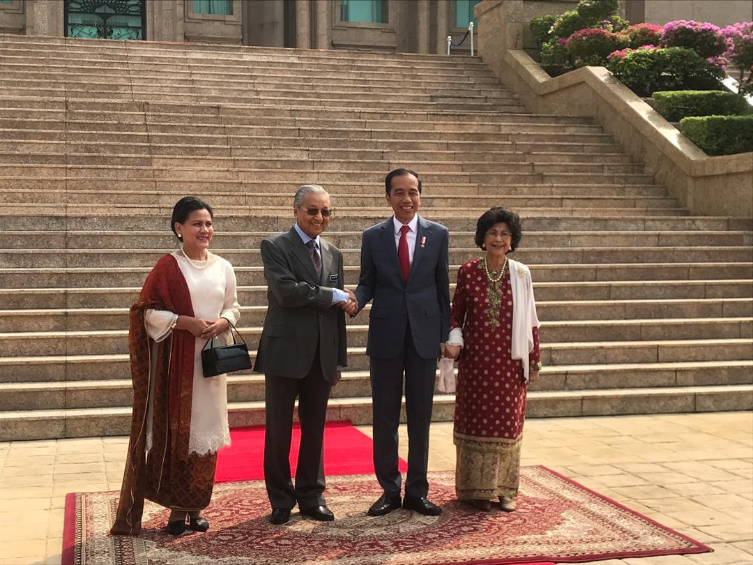 Malaysian Prime Minister Tun Dr Mahathir Mohamad greets Indonesian President Joko Widodo at Perdana Putra, Putrajaya August 9, 2019. u00e2u20acu201d Picture via Twitternn