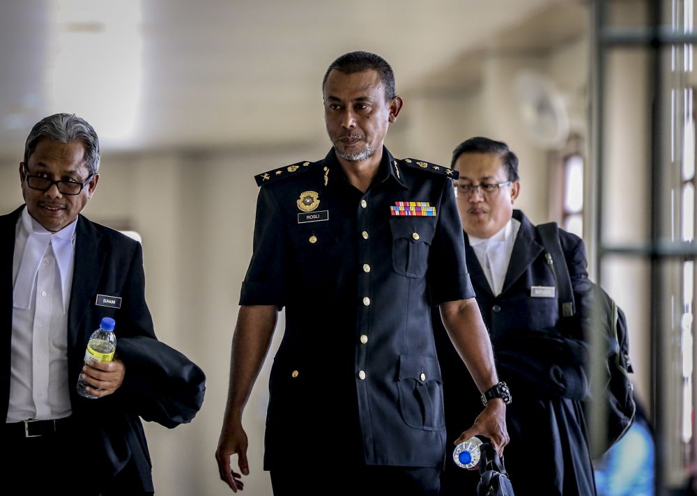 Malaysian Anti-Corruption Commission investigating officer Senior Assistant Commissioner Rosli Hussain is pictured at the Kuala Lumpur High Court August 9, 2019. u00e2u20acu201d Picture by Firdaus Latif