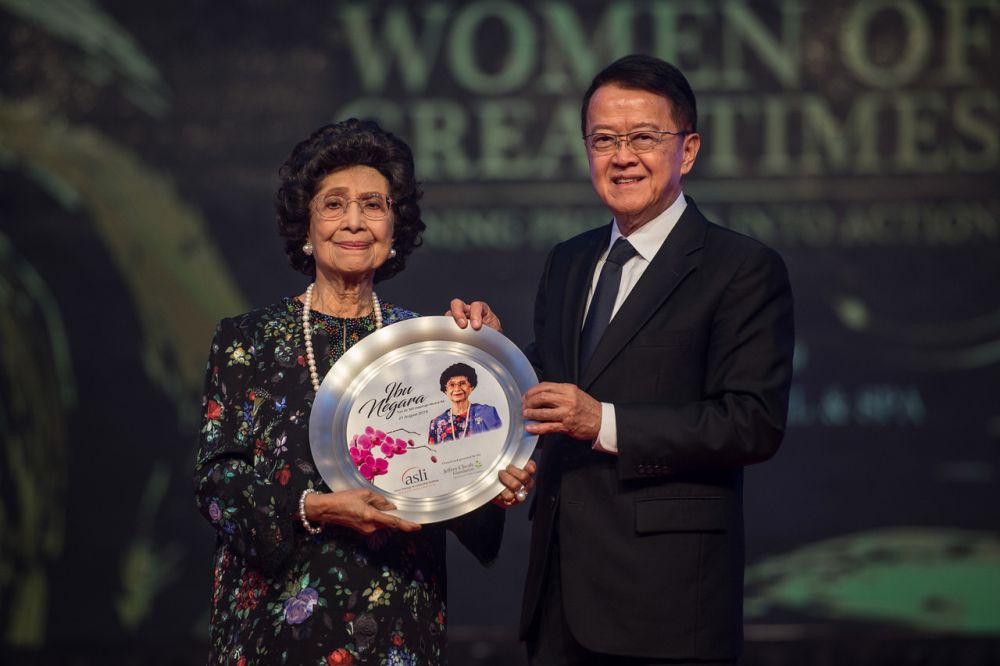 Tun Dr Siti Hasmah Mohd Ali receives a token appreciation from Asian Strategy and Leadership Institute chairman Tan Sri Dr Jeffrey Cheah during the National Womenu00e2u20acu2122s Day Gala Dinner in Petaling Jaya August 21, 2019. u00e2u20acu201d Bernama pic