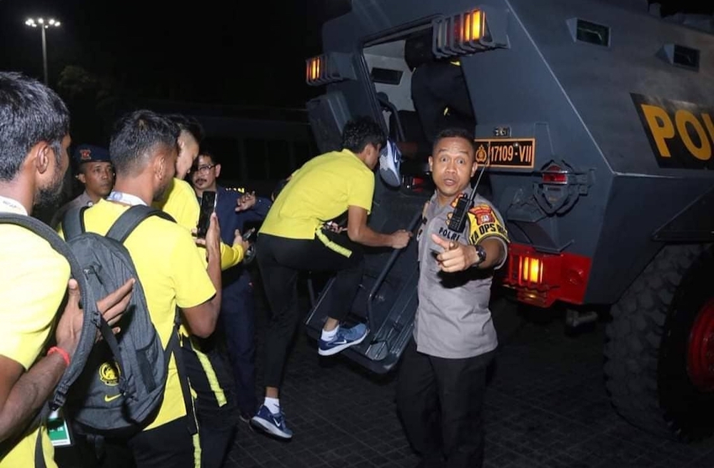 Lima kereta perisai membawa keluar kesemua pemain dan pegawai pasukan kebangsaan untuk mengelak diserang penyokong tuan rumah. u00e2u20acu2022 Foto ihsan Instagram/brotherhood