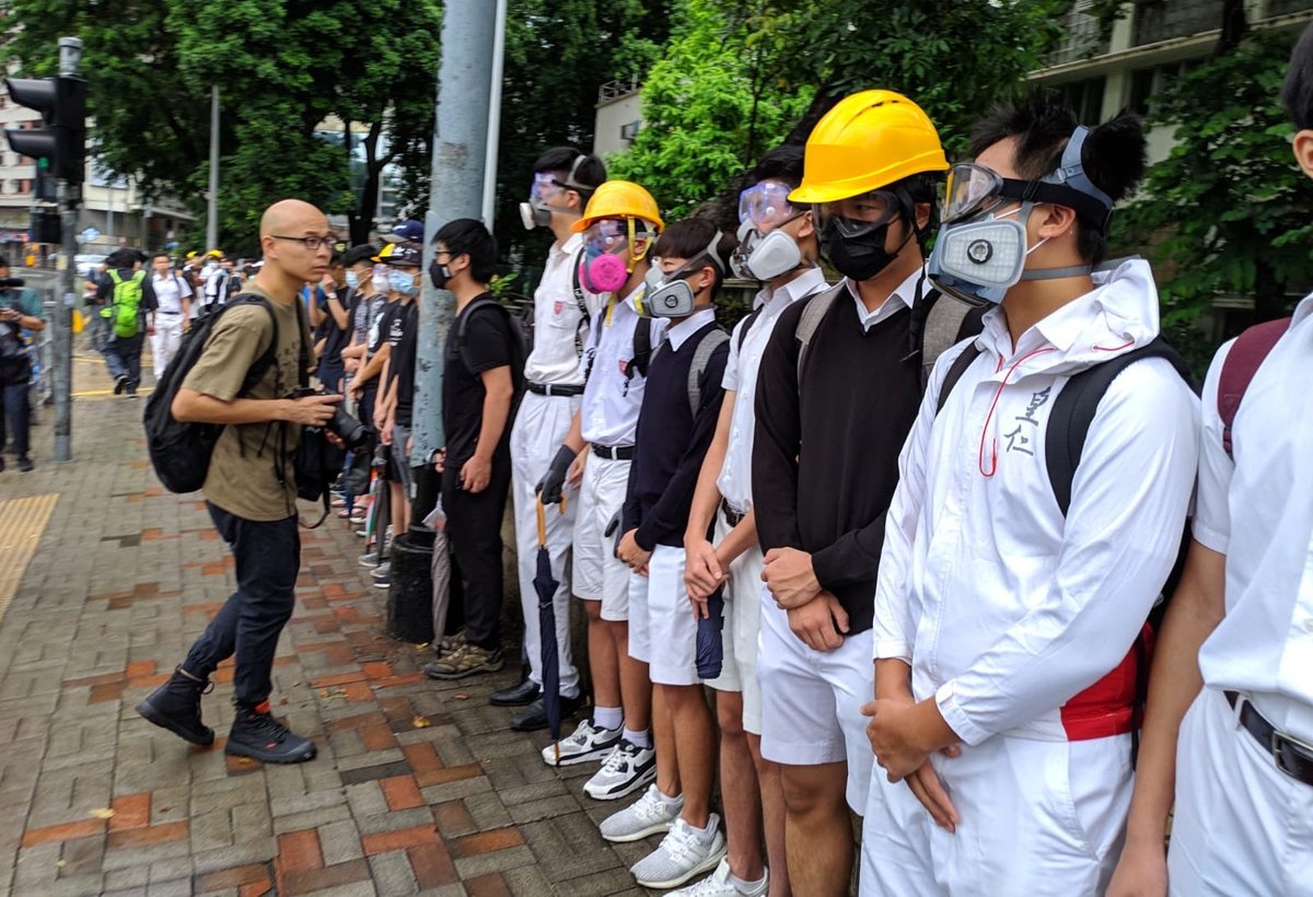 香港多间中学的学生周一参加罢课，有的还戴上口罩头盔支持反送中。-图取自罗冠聪推特-