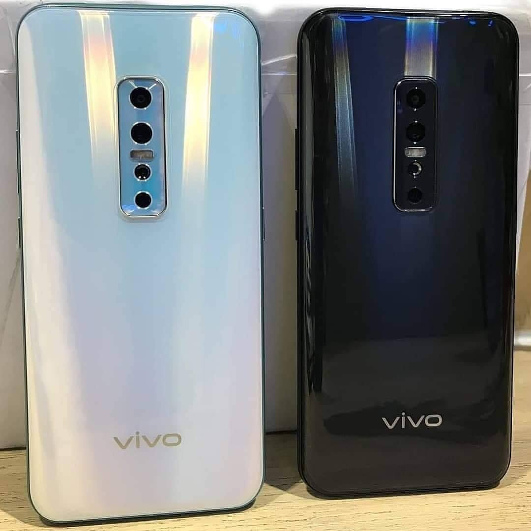 Vivo V17 Pro的后置四摄镜头中间穿插了闪光灯。-摘自Vivo Flagship Store Sunway Pyramid脸书-
