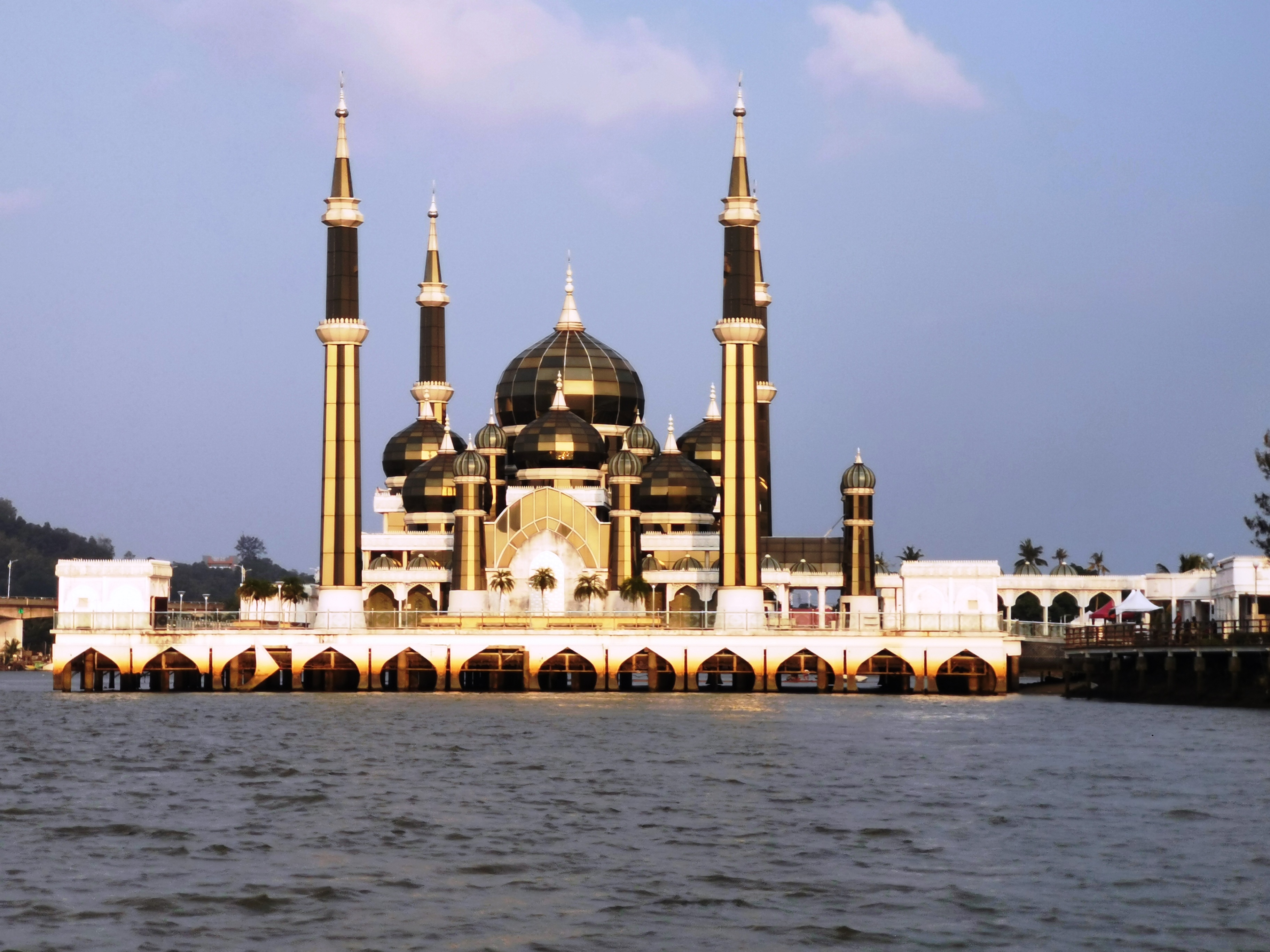 从游览船上用另一角度拍摄登嘉楼最著名的水晶清真寺。-杨琇媖摄-