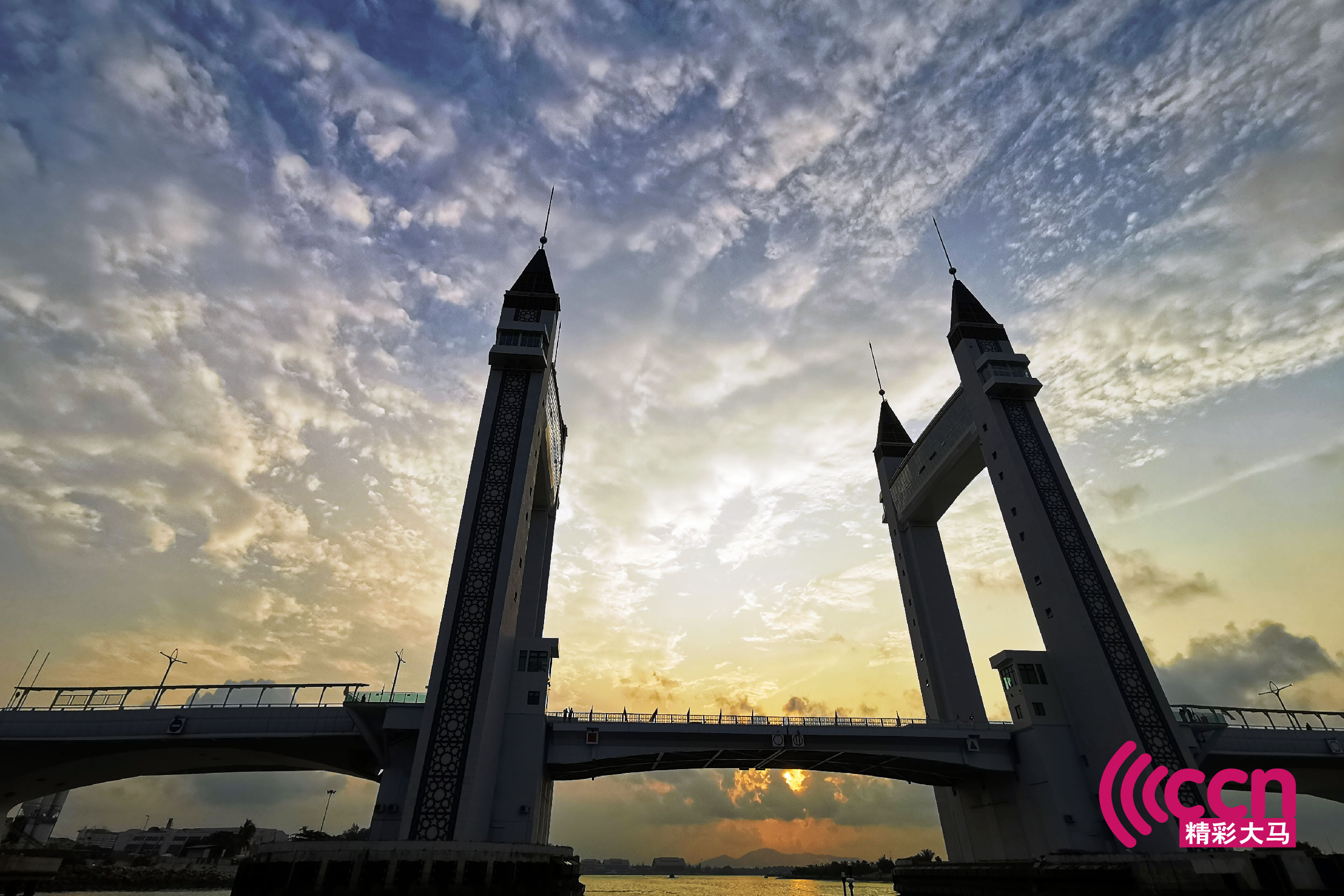 登嘉楼最新的旅游景点Drawbridge和夕阳美景相辉映。-杨琇媖摄-