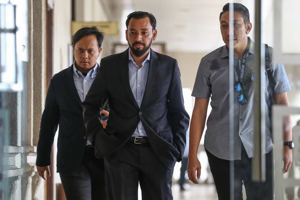 Datuk Amhari Efendi Nazaruddin (centre) is pictured at the Kuala Lumpur High Court Complex , September 10, 2019. u00e2u20acu2022 Picture by Yusof Mat Isa