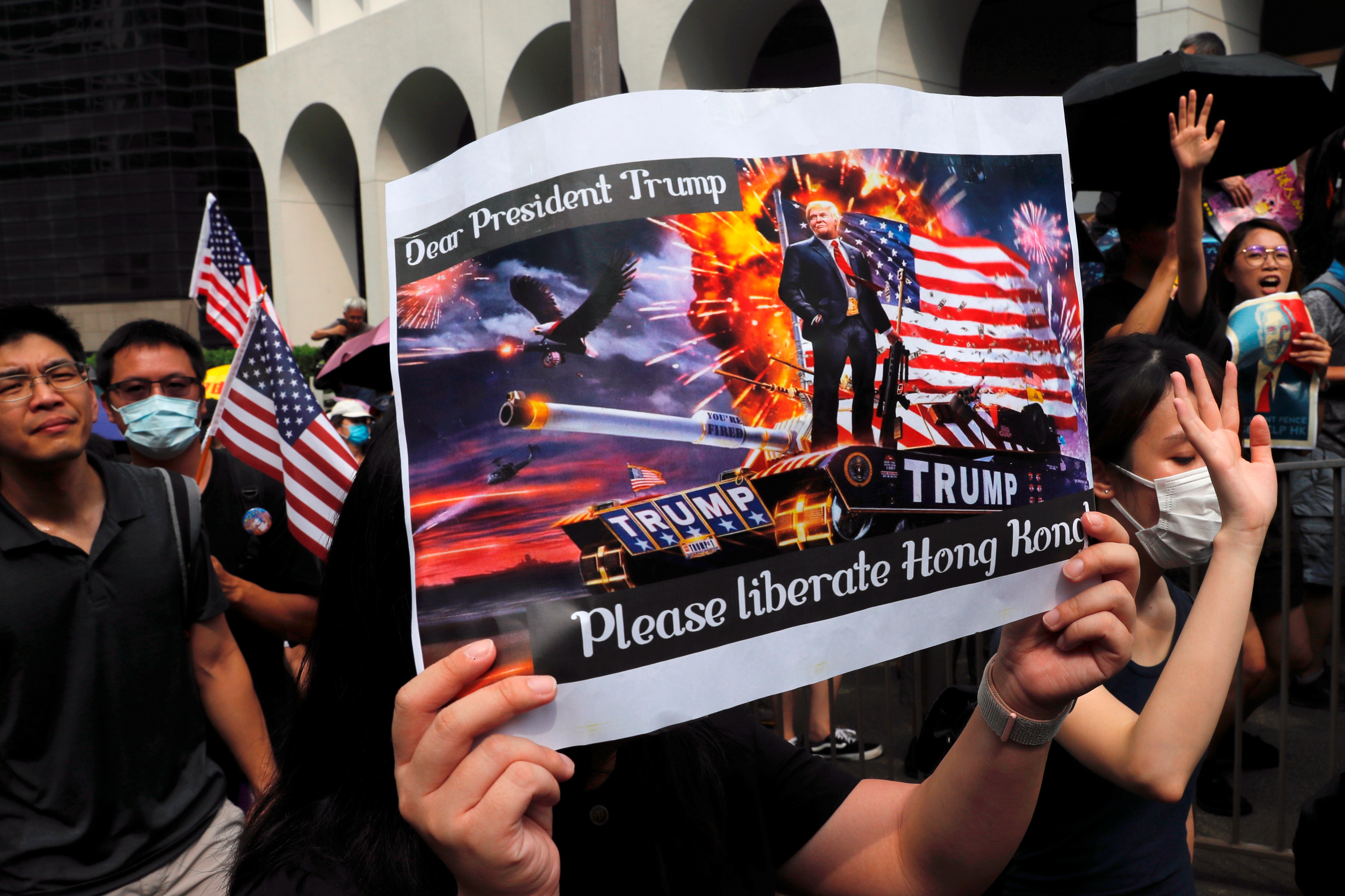 游行者打出的标语有“特朗普总统请解放香港”，并呼喊“争自由，撑香港”、“抵抗北京，解放香港”等口号。-路透社-