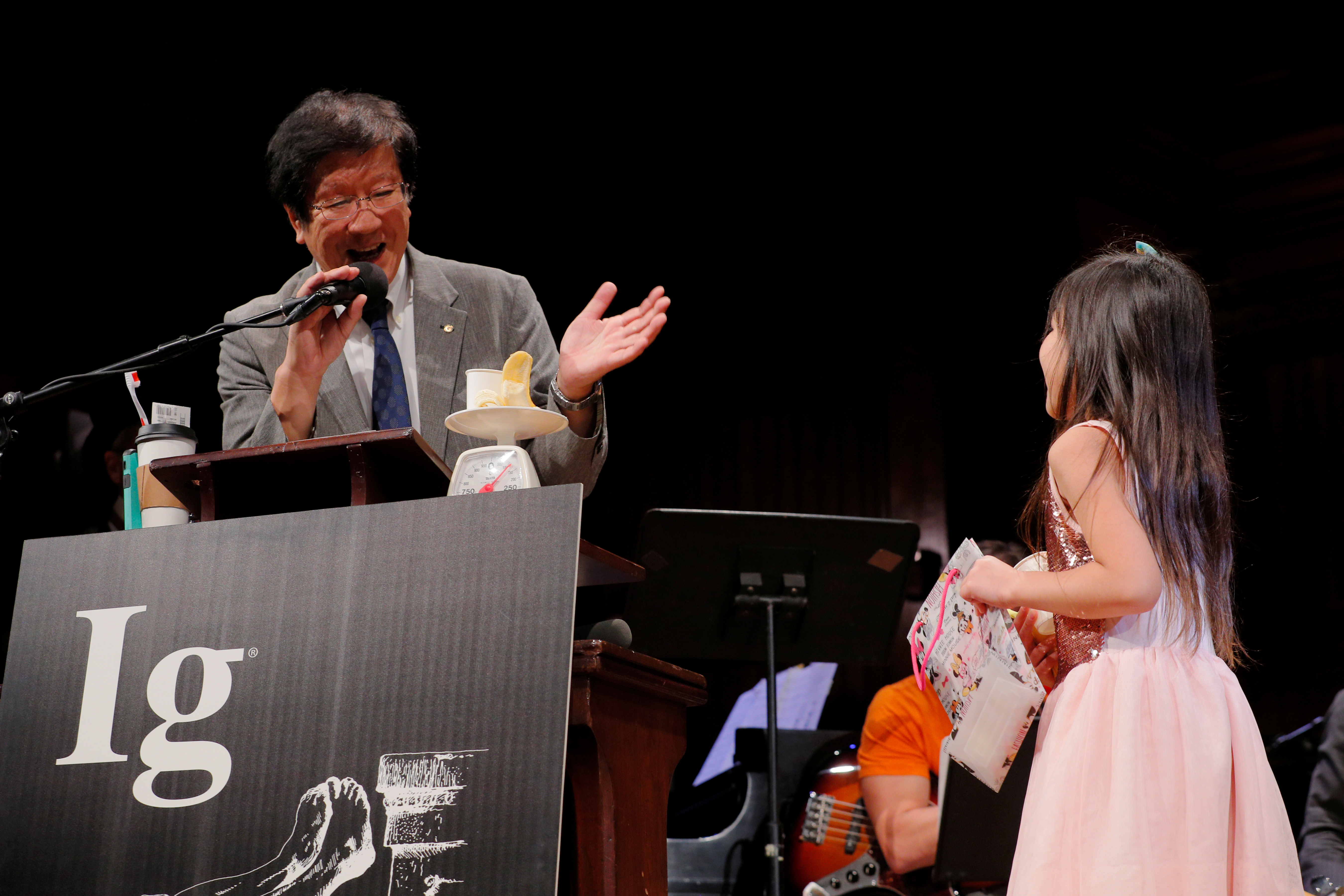 日本科学家致辞超过一分钟，被8岁的“甜普小姐”（右）催场。-路透社-