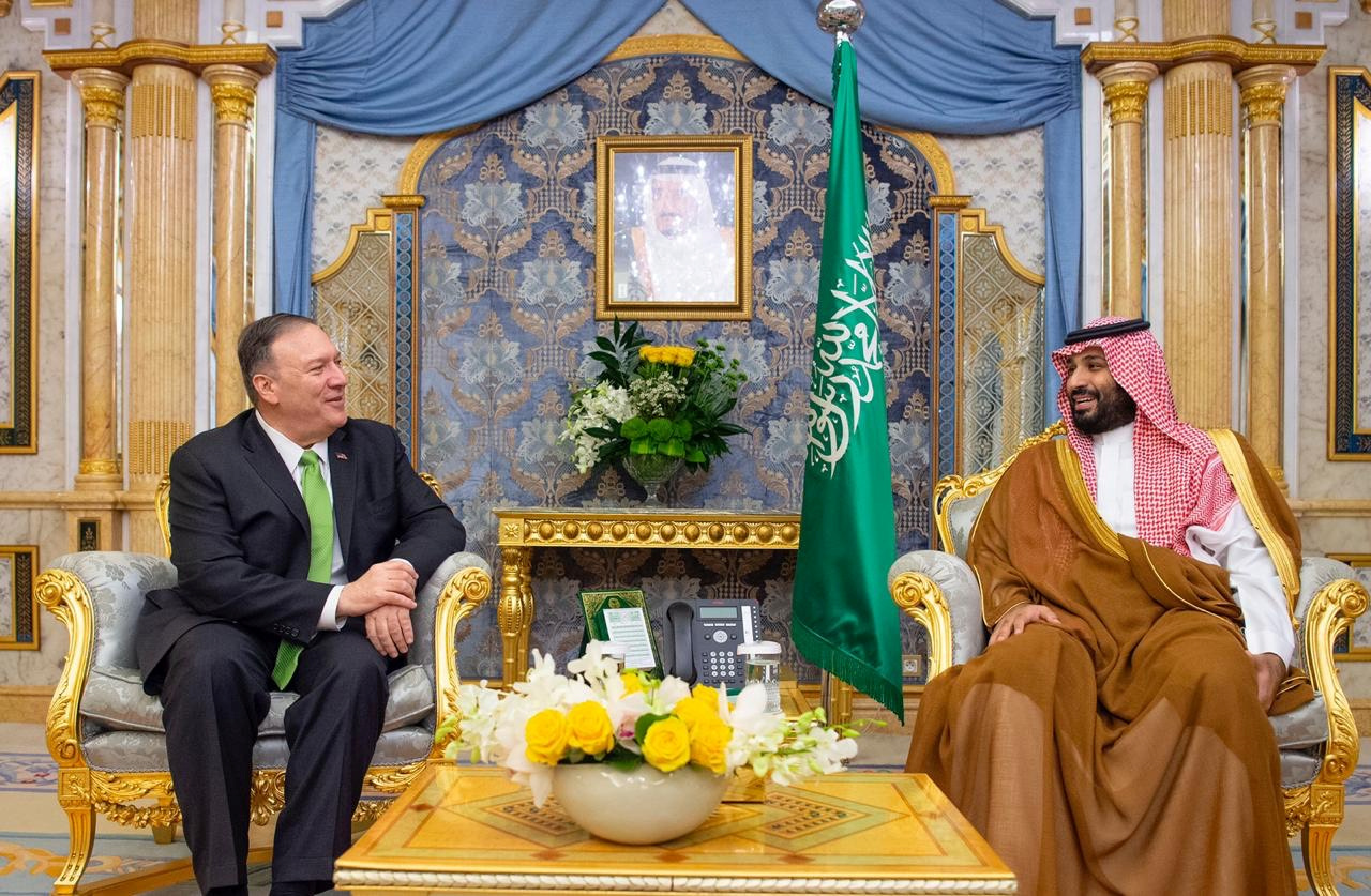 蓬佩奥（左）周三抵达沙地吉达，与沙地王储萨勒曼会面共同讨论后续应对方式。-路透社-