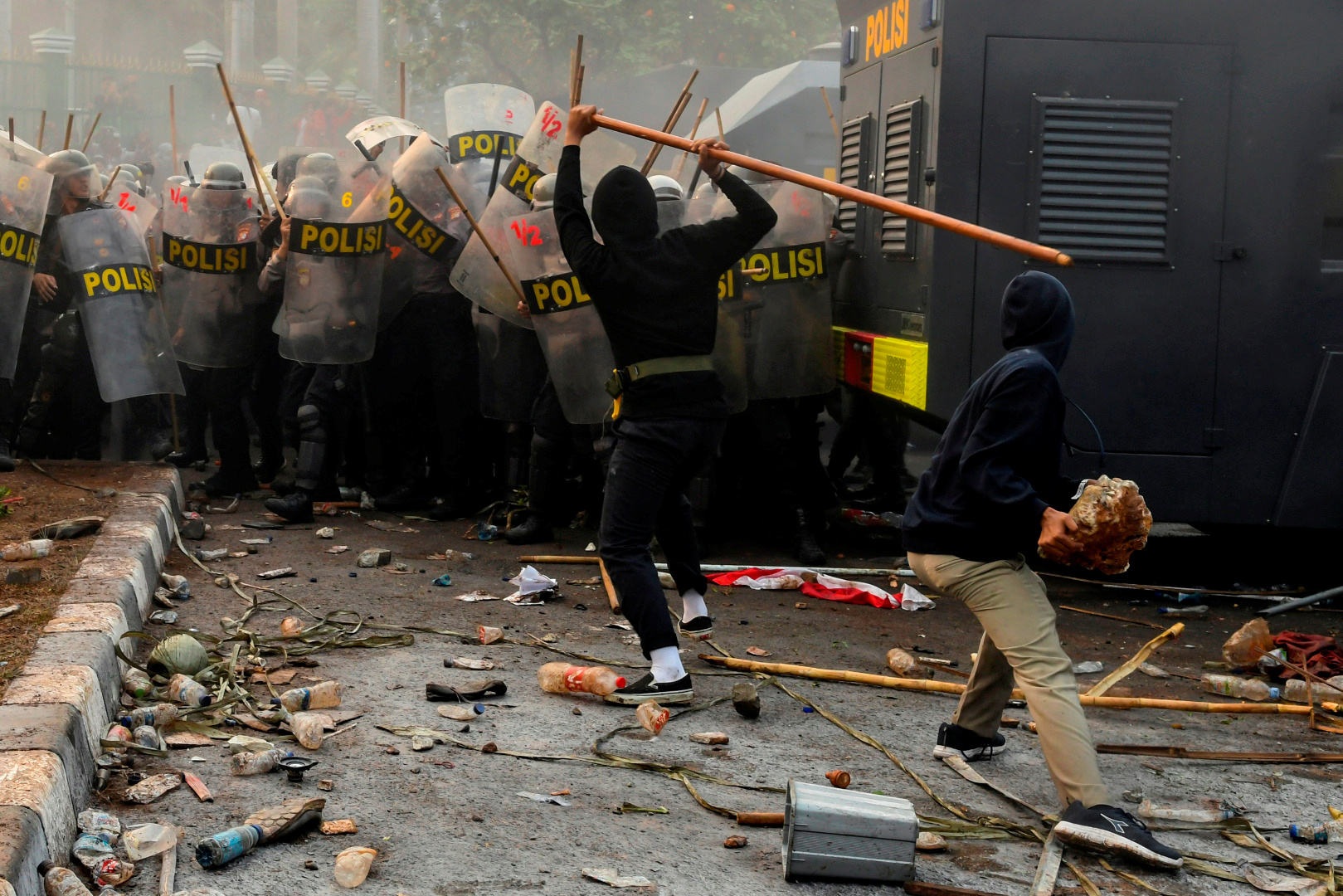 示威民众不断朝警方丢掷棍棒、玻璃物品，并在道路中央焚烧杂物，与警方爆发激烈冲突。