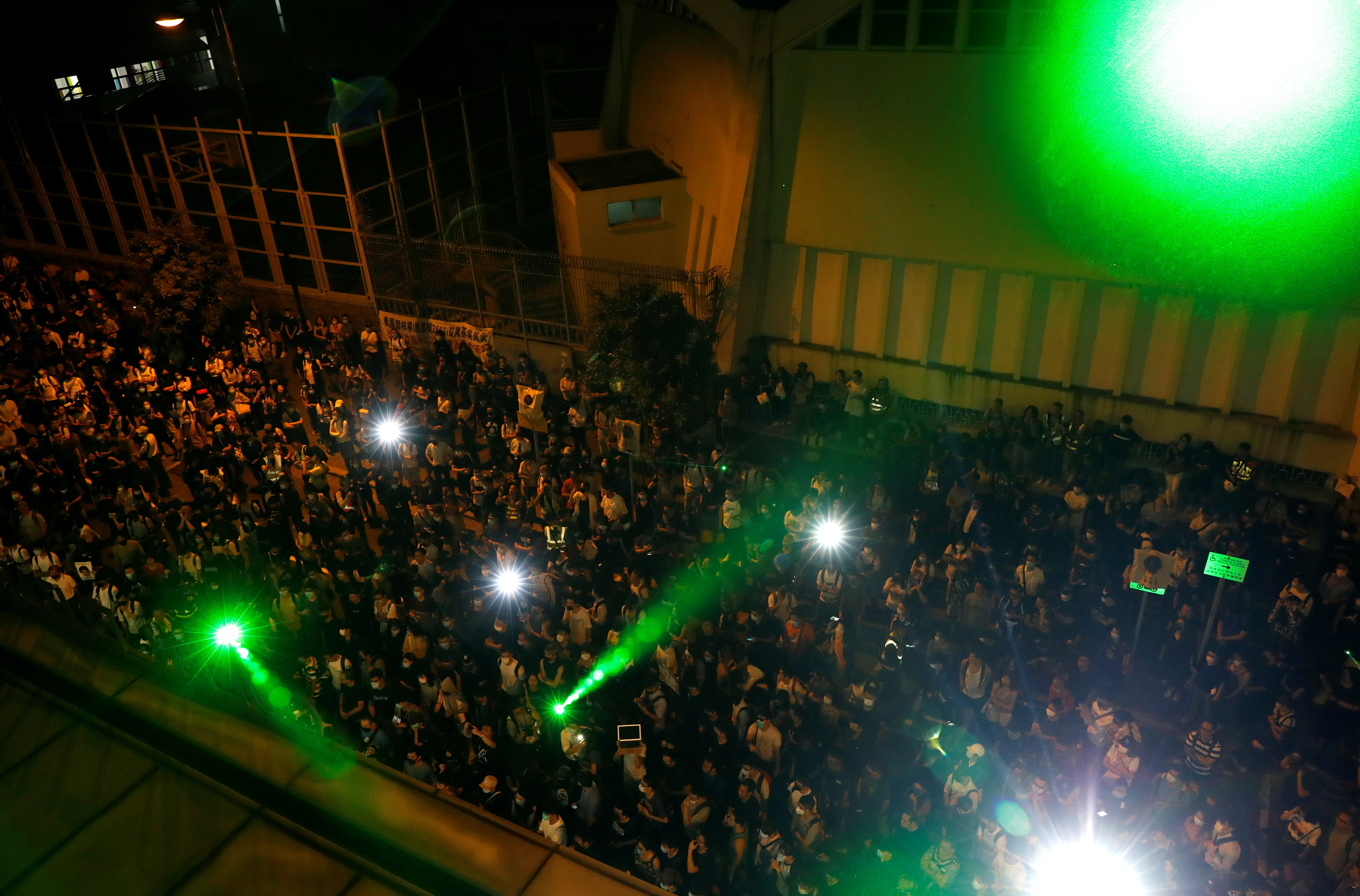 约500人在会场外筑人链抗议，其间不断高叫“光复香港　时代革命”等口号。-路透社-