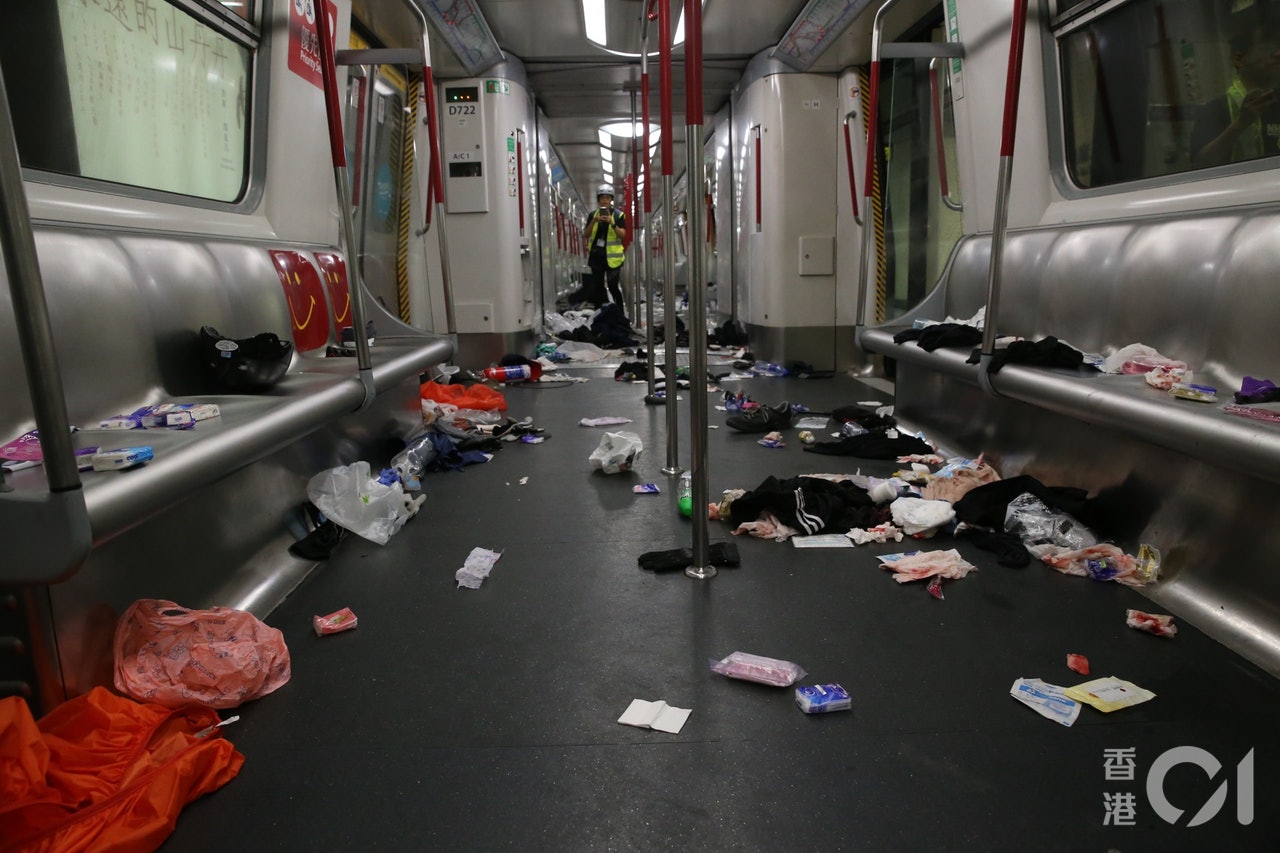 香港速龙小队、防暴冲入车厢过后，列车内一片凌乱，满地染血纸巾、纱布，更有尿片。-图取自香港01-