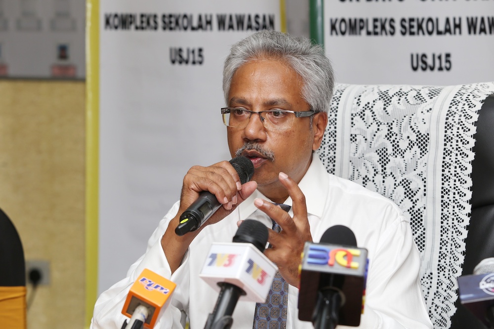 P. Waytha Moorthy gives a press conference after visiting the USJ 15 Vision School complex in Subang Jaya September 13, 2019. u00e2u20acu201d Picture by Choo Choy May