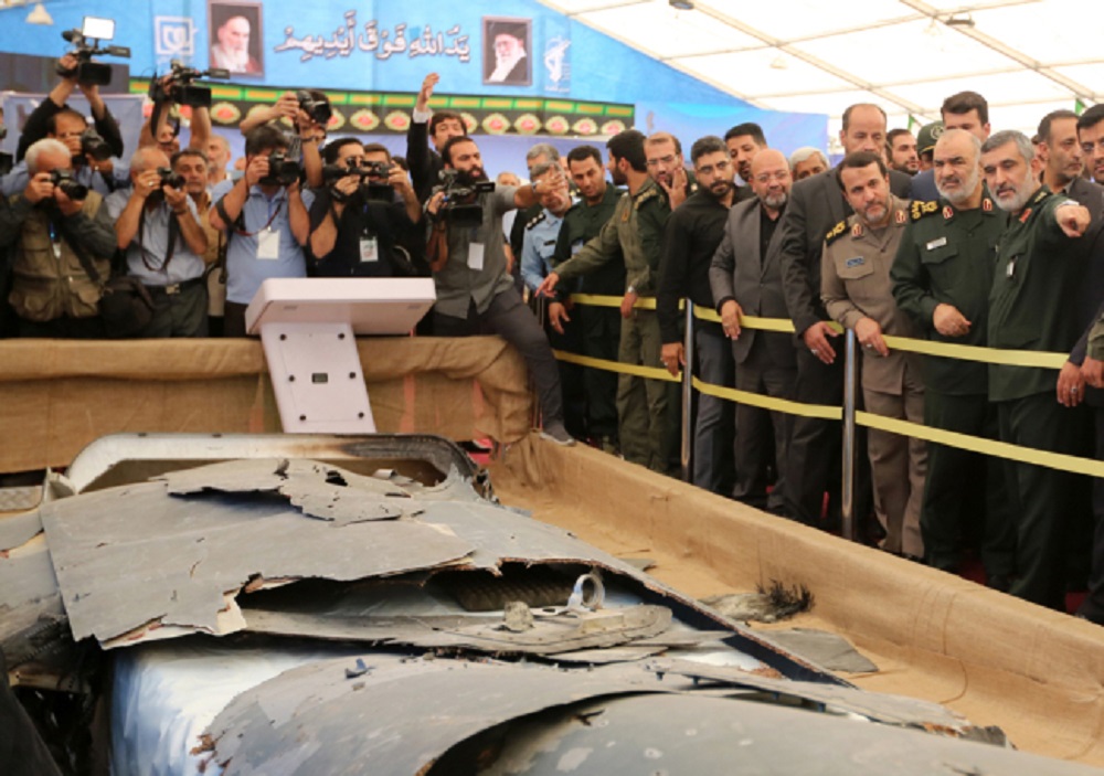 伊朗展出被其击落的美国“全球鹰”无人机残骸 。-法新社-