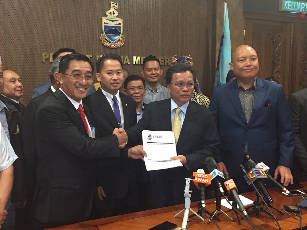 Labuk assemblyman Abdul Rahman Kongkawan (left) handing over his Warisan membership forms to Warisan president and Chief Minister Datuk Seri Shafie Apdal (right) in Kota Kinabalu September 27, 2019. u00e2u20acu201d Picture by Julia Chan 