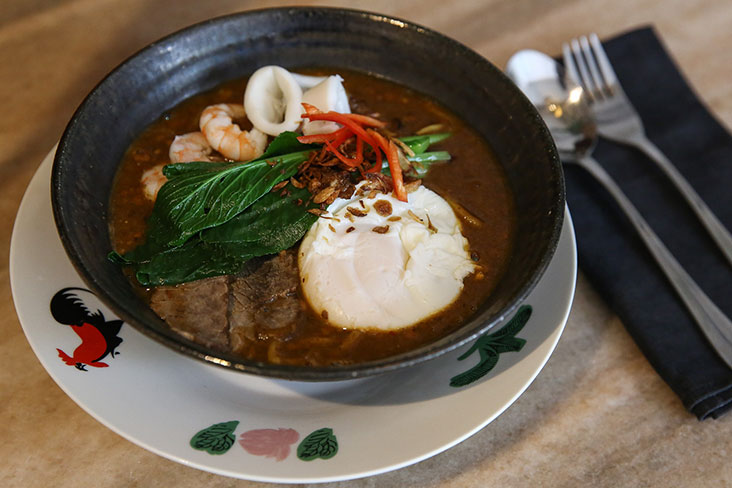 店内主打的万隆面（Mee Bandung），有着浓郁虾味的汤汁、海鲜和牛肉片哦。-Yusof Mat Isa摄-