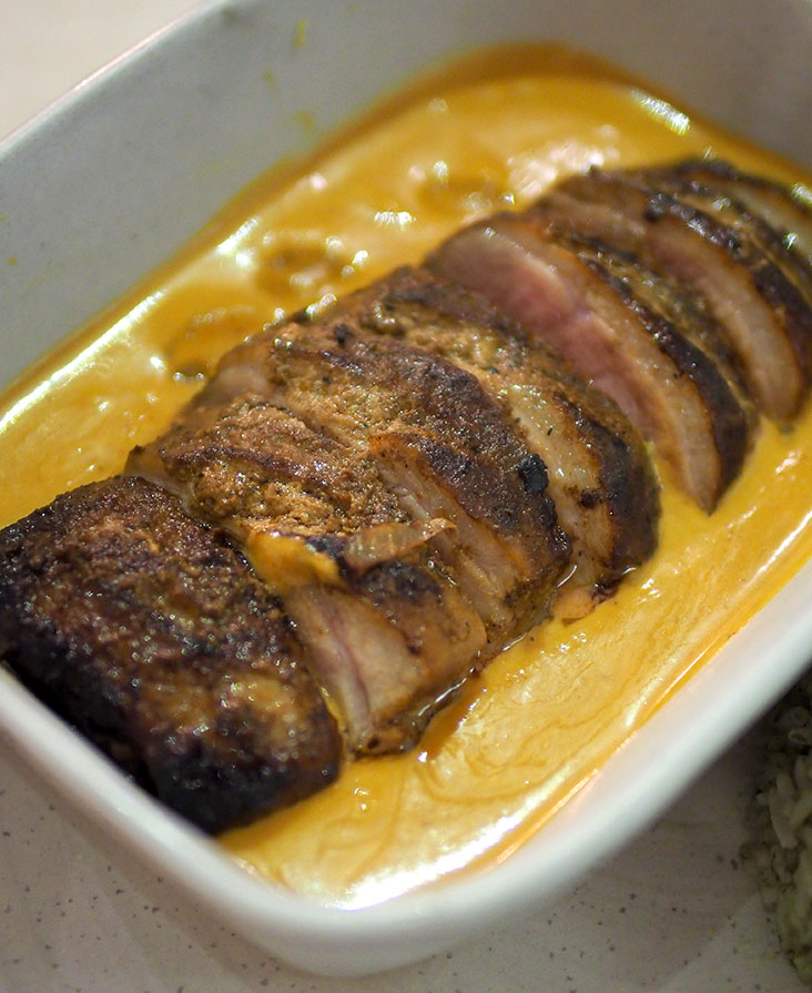 煎鸭肉放在泰式红咖哩上，想都没有想过有这种组合吧。-Yusof Mat Isa摄-