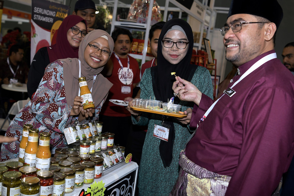 Minister in the Prime Ministeru00e2u20acu2122s Department Datuk Seri Mujahid Yusof samples products during the Jakim Halfest at the Mines International Exhibition Convention Centre (MIECC) in Seri Kembangan September 6, 2019. u00e2u20acu201d Bernama pic