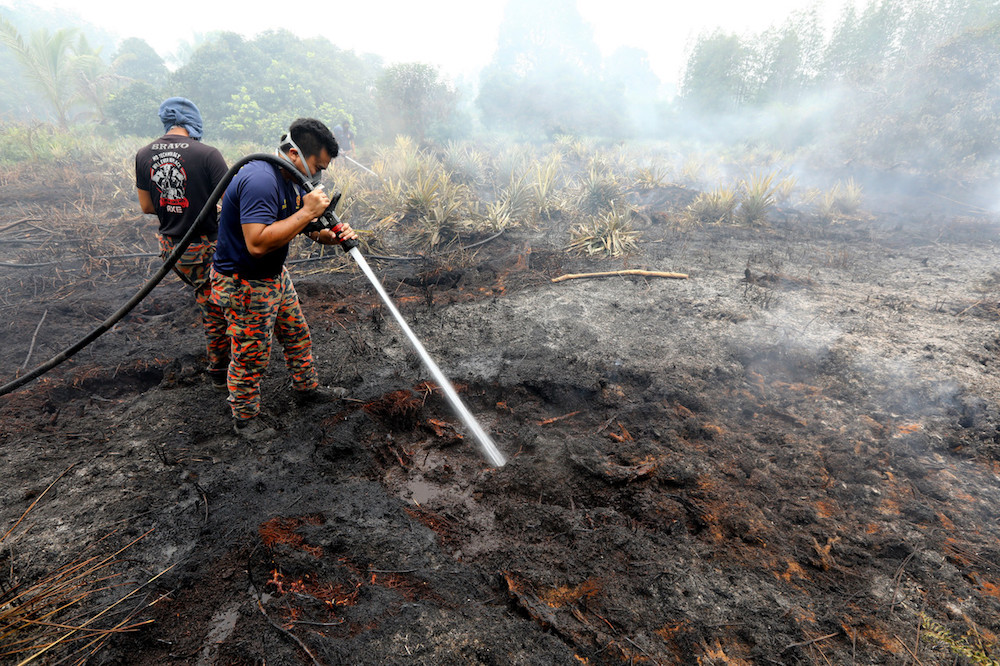 Sri Aman Fire and Rescue Department personnel work to put out a forest fire in Kampung STC Sri Aman September 19, 2019. u00e2u20acu201d Bernama pic