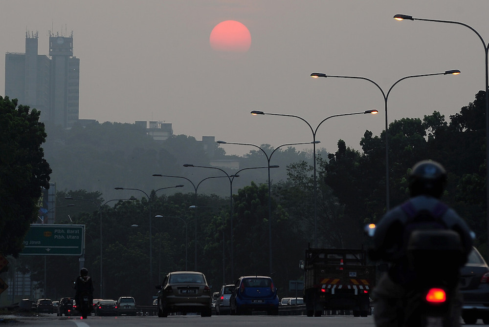 A deep orange sun is seen in the hazy skies above the Federal Highway in Shah Alam September 23, 2019. u00e2u20acu201d Bernama pic