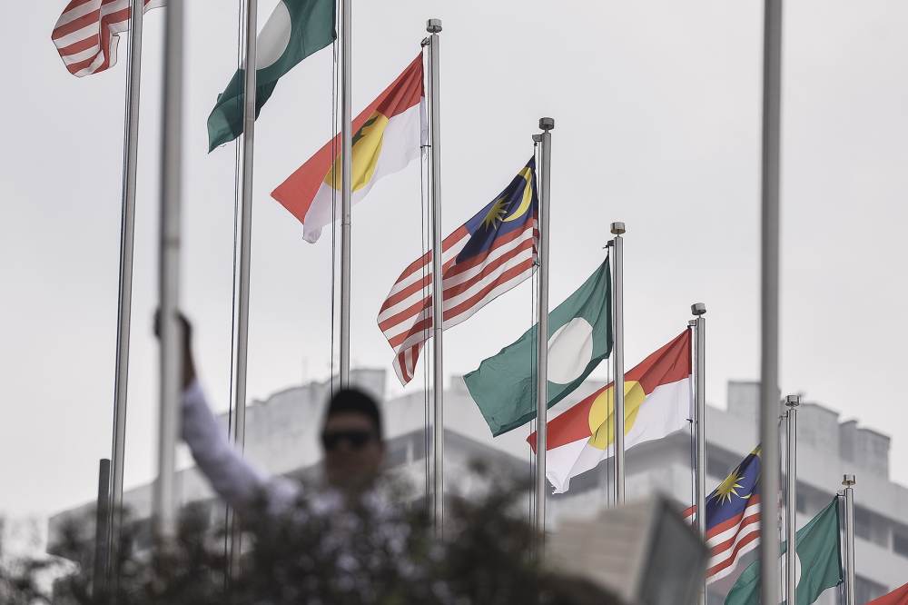 Umno and PAS flags flutter outside the Putra World Trade Centre in Kuala Lumpur September 14, 2019. u00e2u20acu2022 Pictue by Miera Zulyana